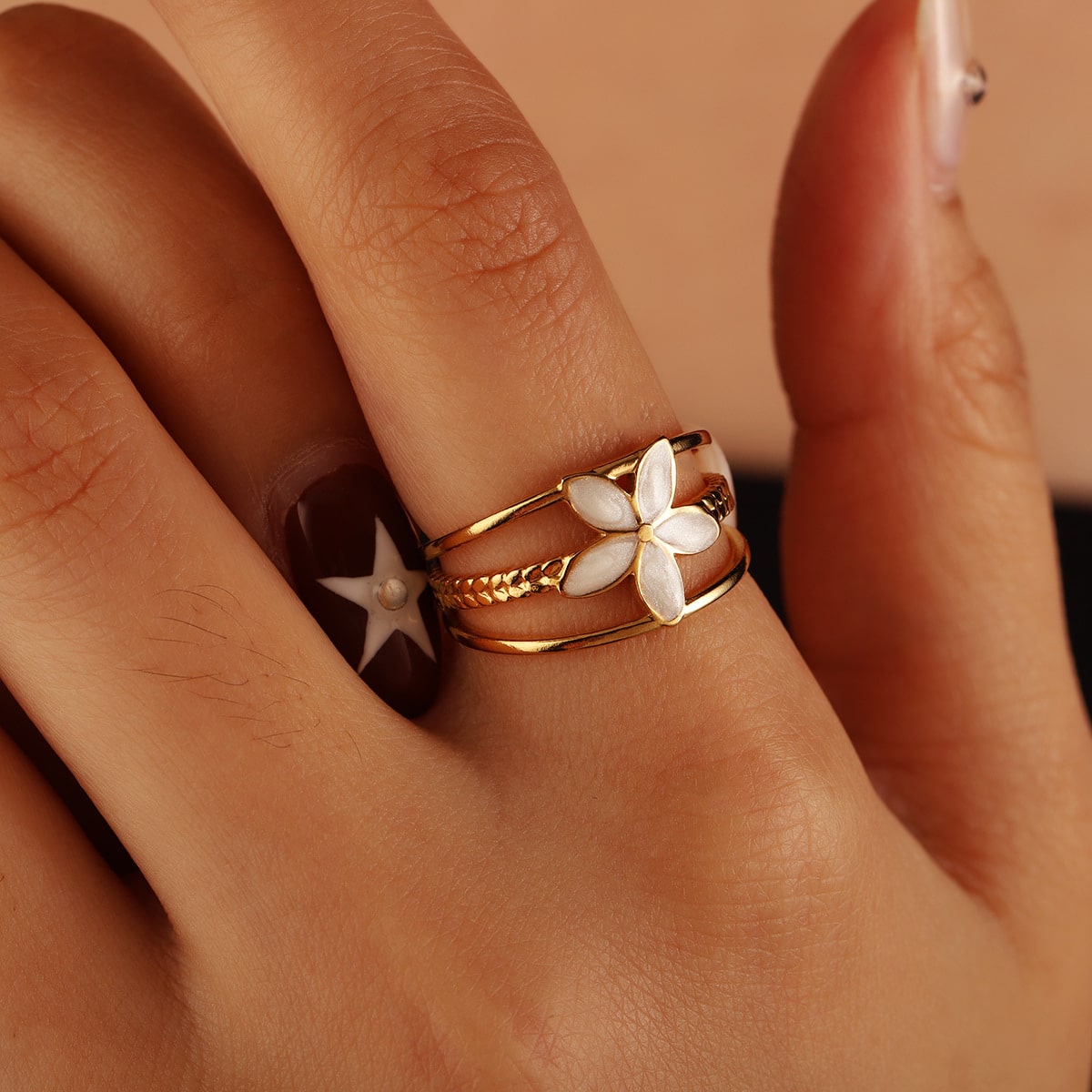 Alternative view of Flower 6 Ring Giftaecologist