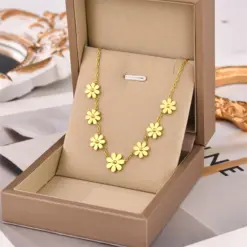 Alternative view of Daisy Necklace Giftaecologist