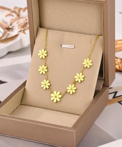 Alternative view of Daisy Necklace Giftaecologist